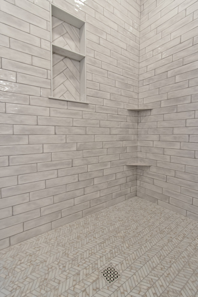 Immagine di una stanza da bagno padronale chic con piastrelle grigie, piastrelle in gres porcellanato, pavimento con piastrelle a mosaico, pavimento beige e nicchia