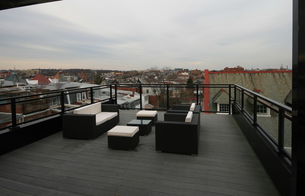Mid-sized transitional rooftop deck in DC Metro.