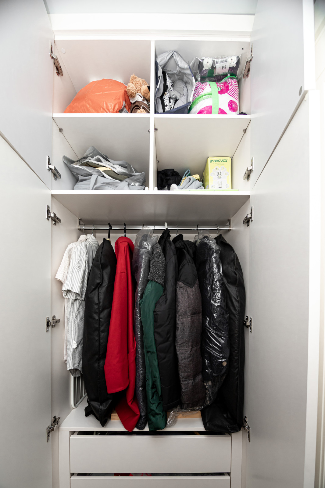 Гардероб и шкаф в прихожую в минималистичном стиле