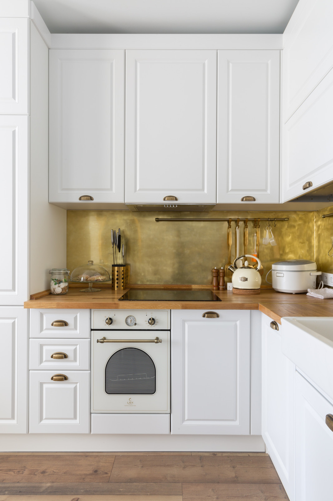 Кухня с латунным фартуком