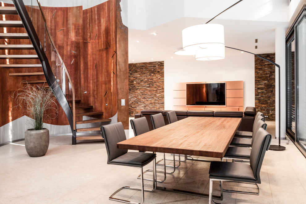 Immagine di un'ampia sala da pranzo aperta verso la cucina minimalista con pareti bianche, pavimento con piastrelle in ceramica, pavimento bianco, soffitto in carta da parati e boiserie