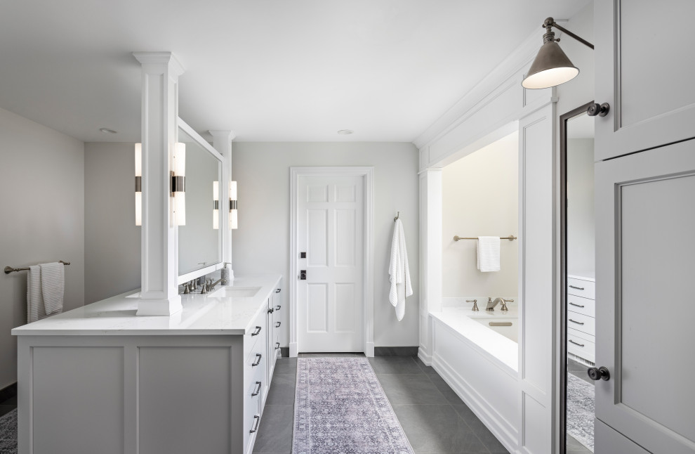 Klassisches Badezimmer En Suite mit grauen Schränken, grauer Wandfarbe, grauem Boden, gelber Waschtischplatte, WC-Raum, Doppelwaschbecken und eingebautem Waschtisch in Detroit