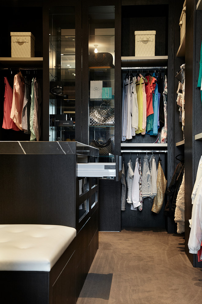 This is an example of a mid-sized contemporary gender-neutral dressing room in Melbourne with black cabinets and carpet.