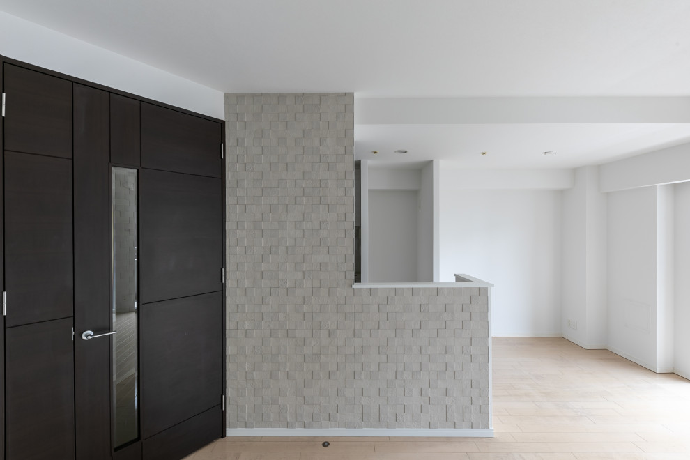 Пример оригинального дизайна: гостиная-столовая среднего размера в стиле модернизм с белыми стенами, полом из фанеры, белым полом, потолком с обоями и обоями на стенах