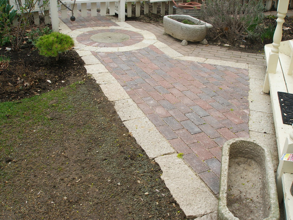 Small transitional side yard garden in Chicago with brick pavers.