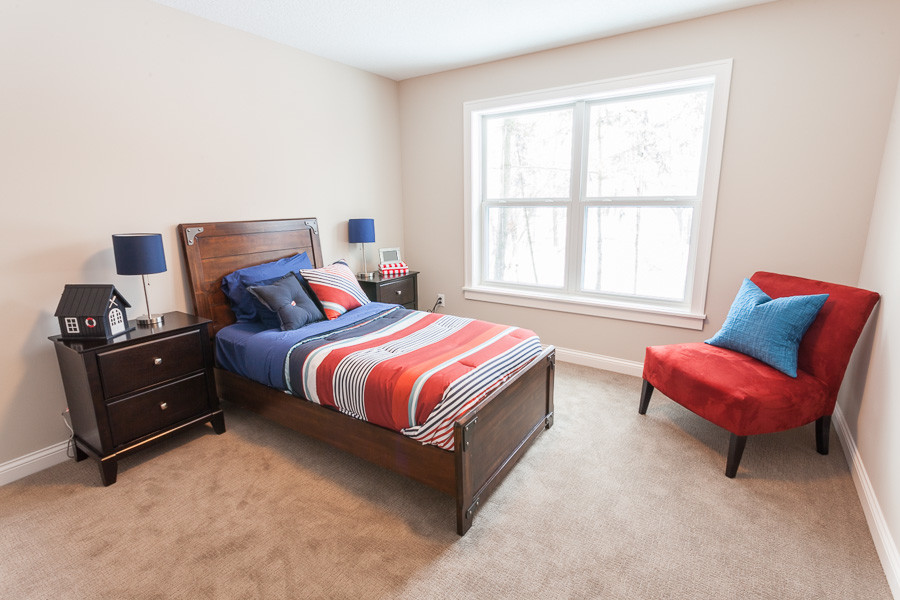 Example of a transitional home design design in Minneapolis