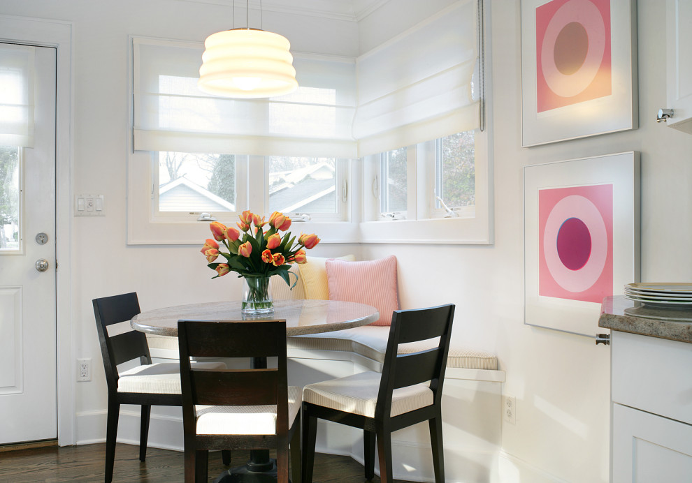 Стильный дизайн: маленькая кухня-столовая в современном стиле с белыми стенами, темным паркетным полом и коричневым полом для на участке и в саду - последний тренд