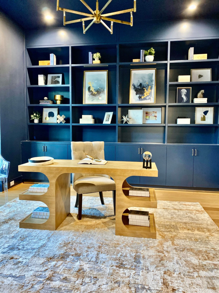 Стильный дизайн: кабинет в стиле модернизм с синими стенами и отдельно стоящим рабочим столом - последний тренд