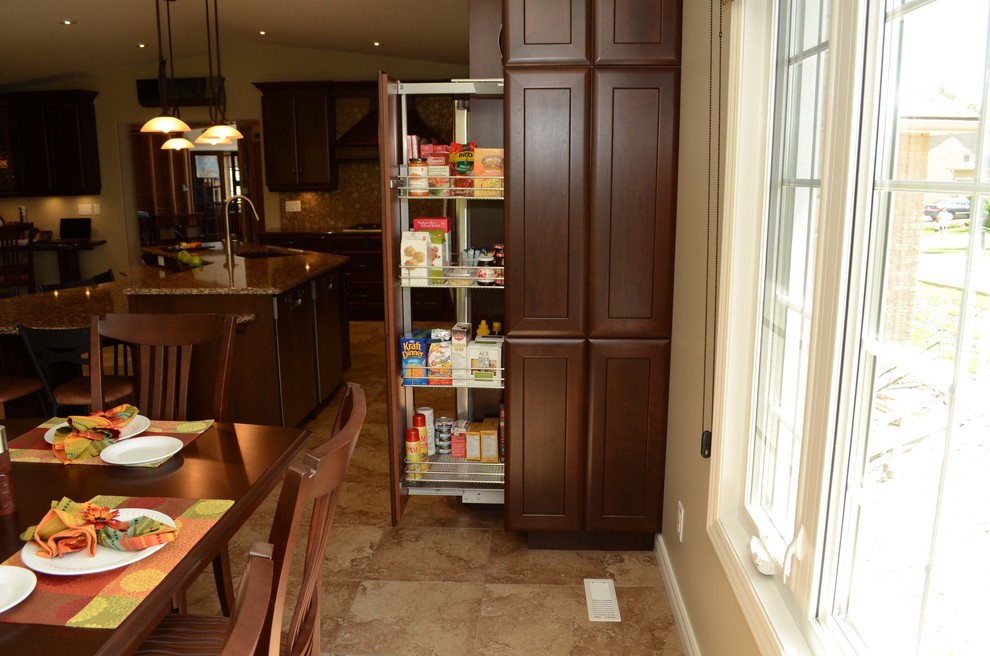 Kitchen - kitchen idea in Toronto