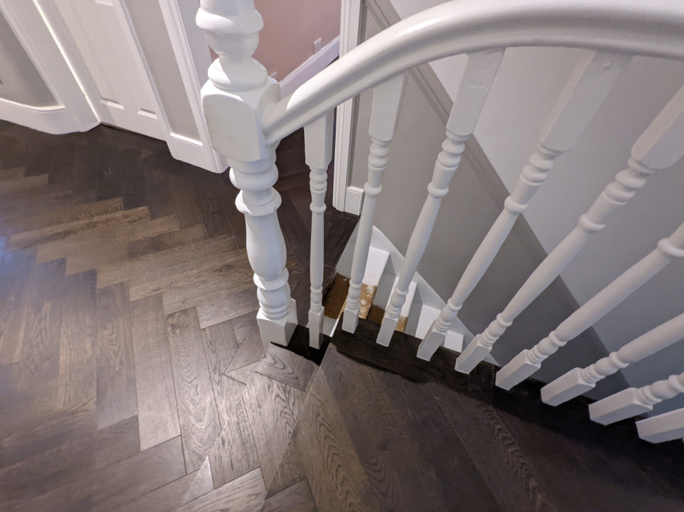 Источник вдохновения для домашнего уюта: лестница в викторианском стиле с деревянными перилами