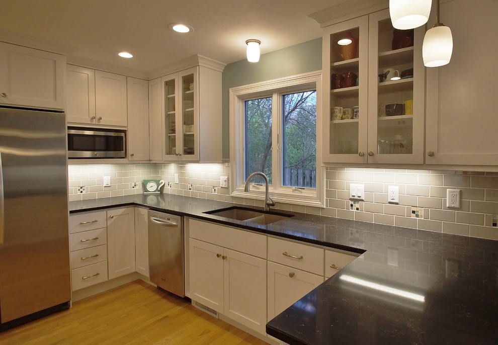 Example of a mid-sized transitional kitchen design