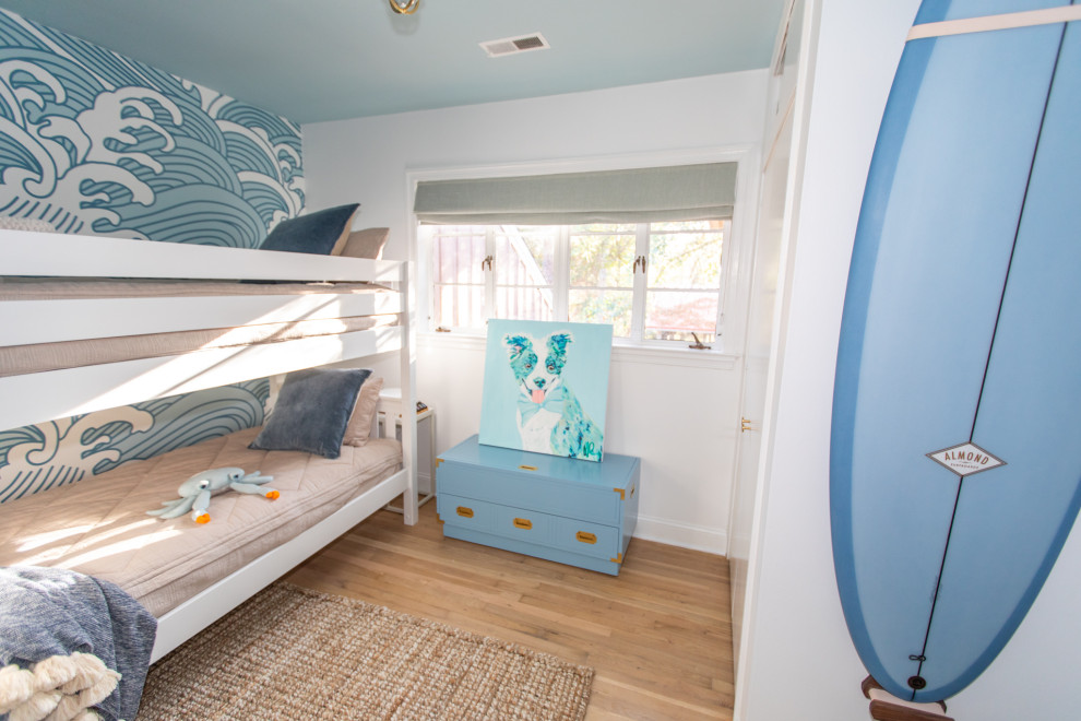 Источник вдохновения для домашнего уюта: большая нейтральная детская в морском стиле с спальным местом, синими стенами, светлым паркетным полом и обоями на стенах для ребенка от 4 до 10 лет
