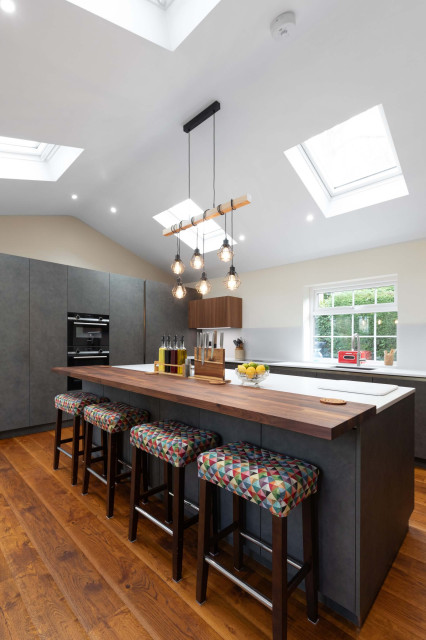 Walnut Handleless Kitchen in Leeds moderne-koekken