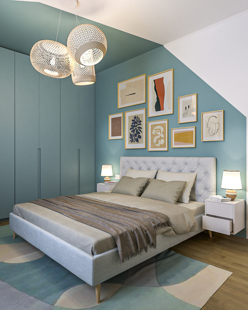Cette image montre une chambre parentale design de taille moyenne avec un mur multicolore et parquet clair.