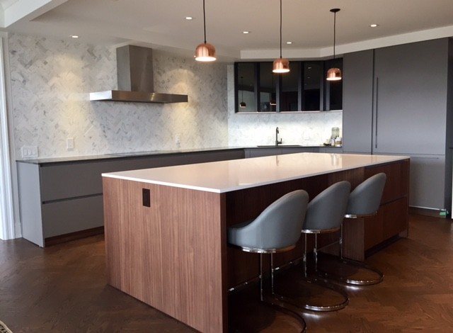 Inspiration for a large contemporary u-shaped open plan kitchen in Toronto with an undermount sink, flat-panel cabinets, dark wood cabinets, quartz benchtops, white splashback, marble splashback, panelled appliances, dark hardwood floors, with island and brown floor.