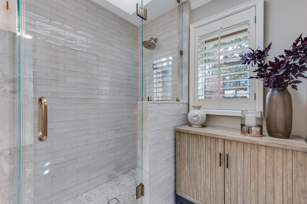 Свежая идея для дизайна: главная ванная комната среднего размера в классическом стиле с фасадами с утопленной филенкой, коричневыми фасадами, душем в нише, унитазом-моноблоком, белой плиткой, плиткой кабанчик, бежевыми стенами, мраморным полом, врезной раковиной, столешницей из искусственного кварца, белым полом, душем с распашными дверями, белой столешницей, нишей, тумбой под две раковины, встроенной тумбой и панелями на части стены - отличное фото интерьера