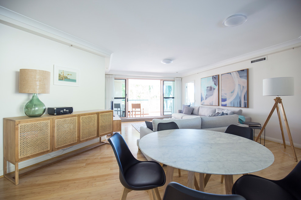 Beach style dining room in Gold Coast - Tweed.