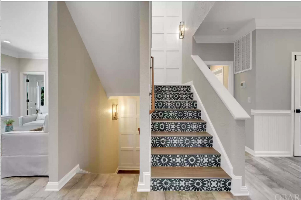 Inspiration pour un escalier marin de taille moyenne avec des marches en bois et des contremarches carrelées.