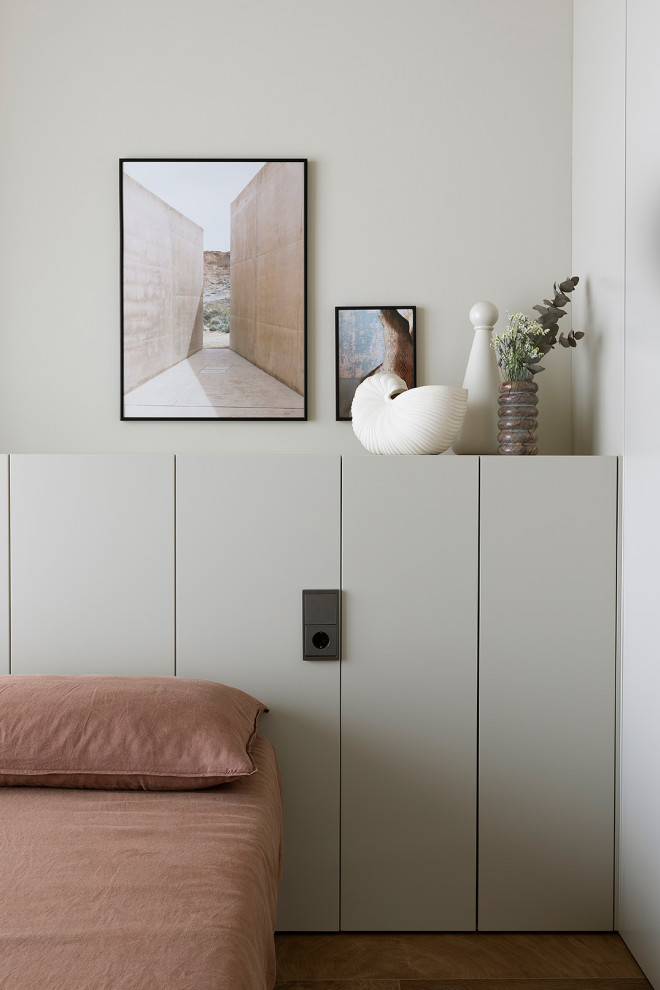 Mittelgroßes Modernes Hauptschlafzimmer ohne Kamin mit beiger Wandfarbe, braunem Holzboden, braunem Boden und gewölbter Decke in Valencia