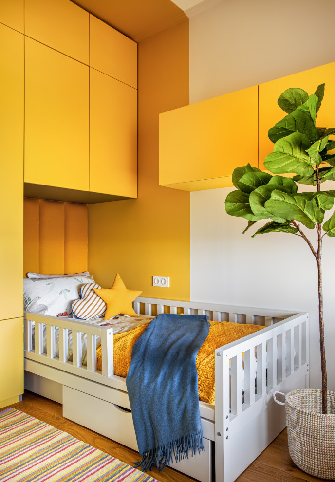 Modelo de dormitorio infantil escandinavo con paredes amarillas y suelo marrón