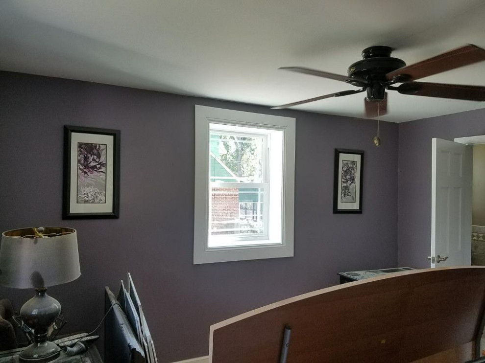 フィラデルフィアにあるトラディショナルスタイルのおしゃれな寝室 (紫の壁、白い天井) のレイアウト