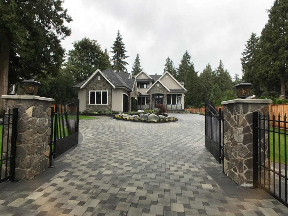 Transitional home design photo in Vancouver