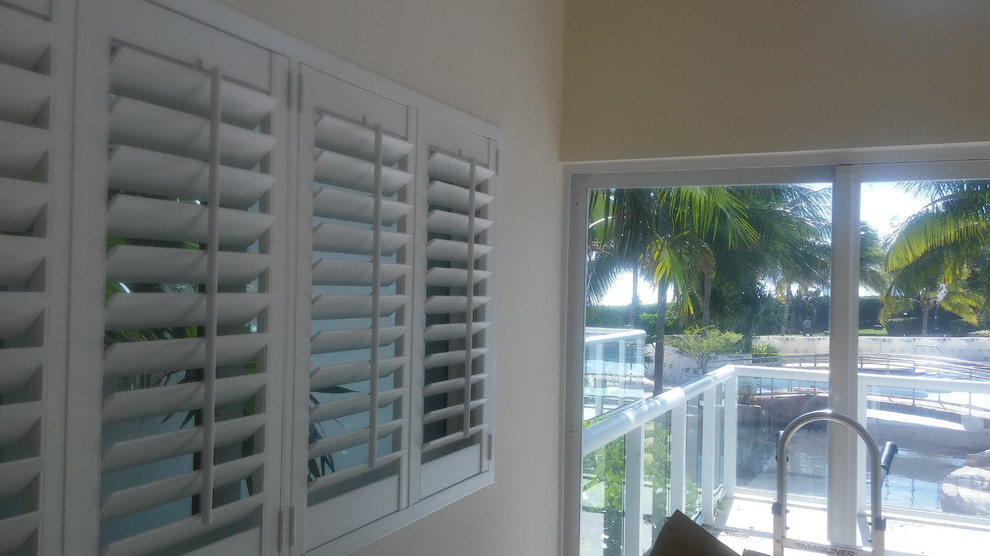 Transitional kitchen photo in Miami
