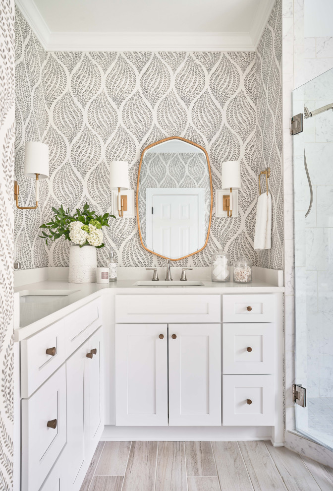 Foto de cuarto de baño único de estilo de casa de campo con puertas de armario blancas, encimeras blancas y papel pintado