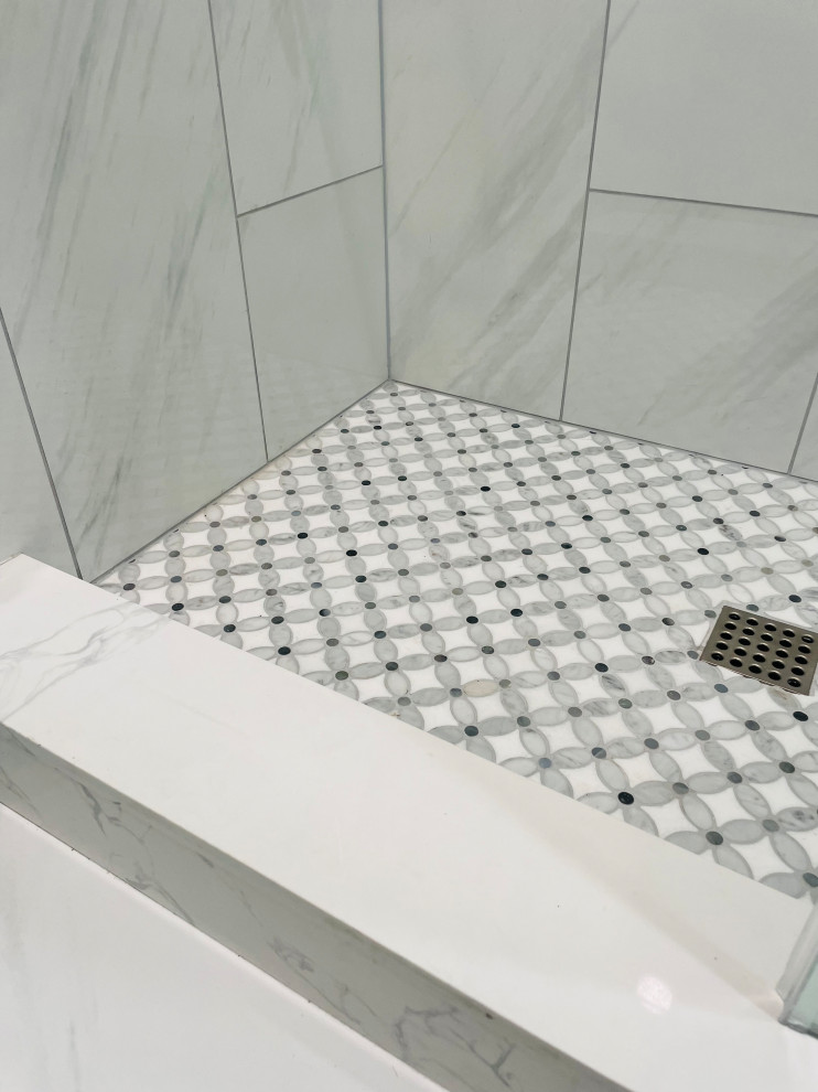 Exempel på ett mellanstort klassiskt vit vitt en-suite badrum, med skåp i shakerstil, grå skåp, en toalettstol med separat cisternkåpa, grå kakel, porslinskakel, grå väggar, klinkergolv i porslin, ett undermonterad handfat, bänkskiva i kvarts, vitt golv och dusch med gångjärnsdörr