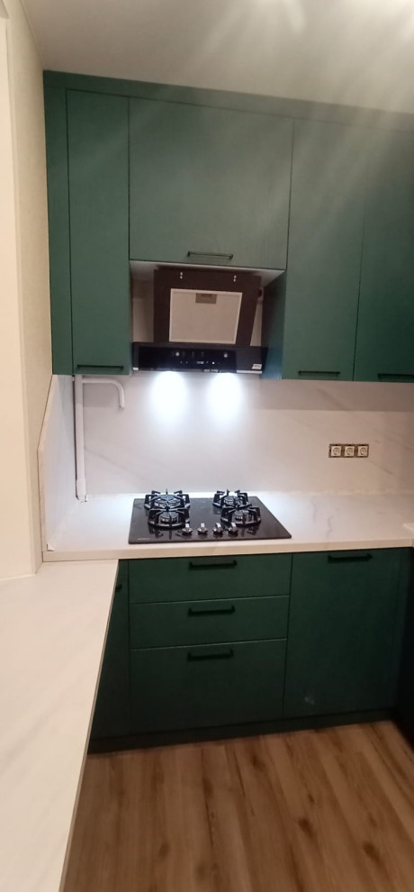 Компактная кухня в зеленом цвете с подоконником-столешницей