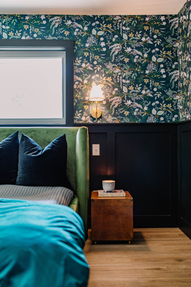 Eklektisches Hauptschlafzimmer mit schwarzer Wandfarbe, braunem Holzboden, braunem Boden und Tapetenwänden in Dallas
