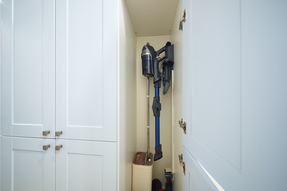 Кухня из эмали и шкаф для хранения