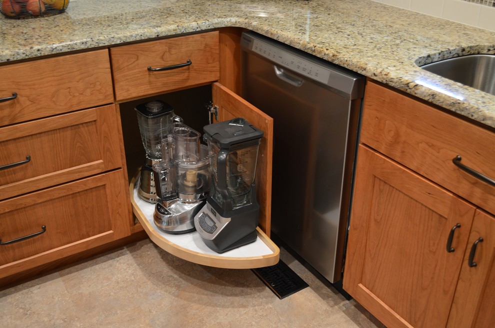 Example of a mid-sized u-shaped kitchen design with granite countertops