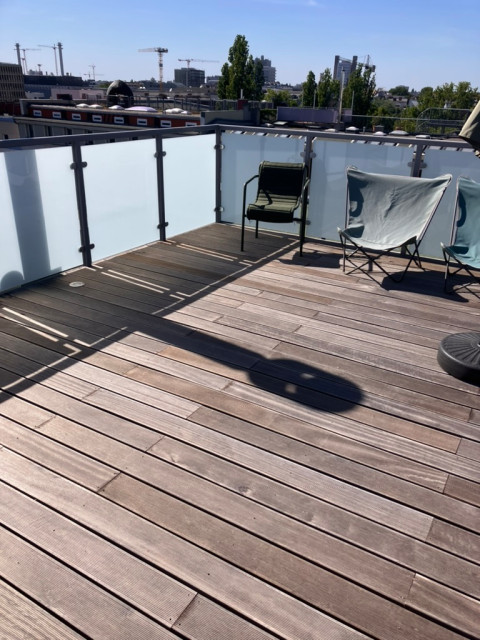 Gro&szlig;e Dachterrasse mit Hochbeeten 