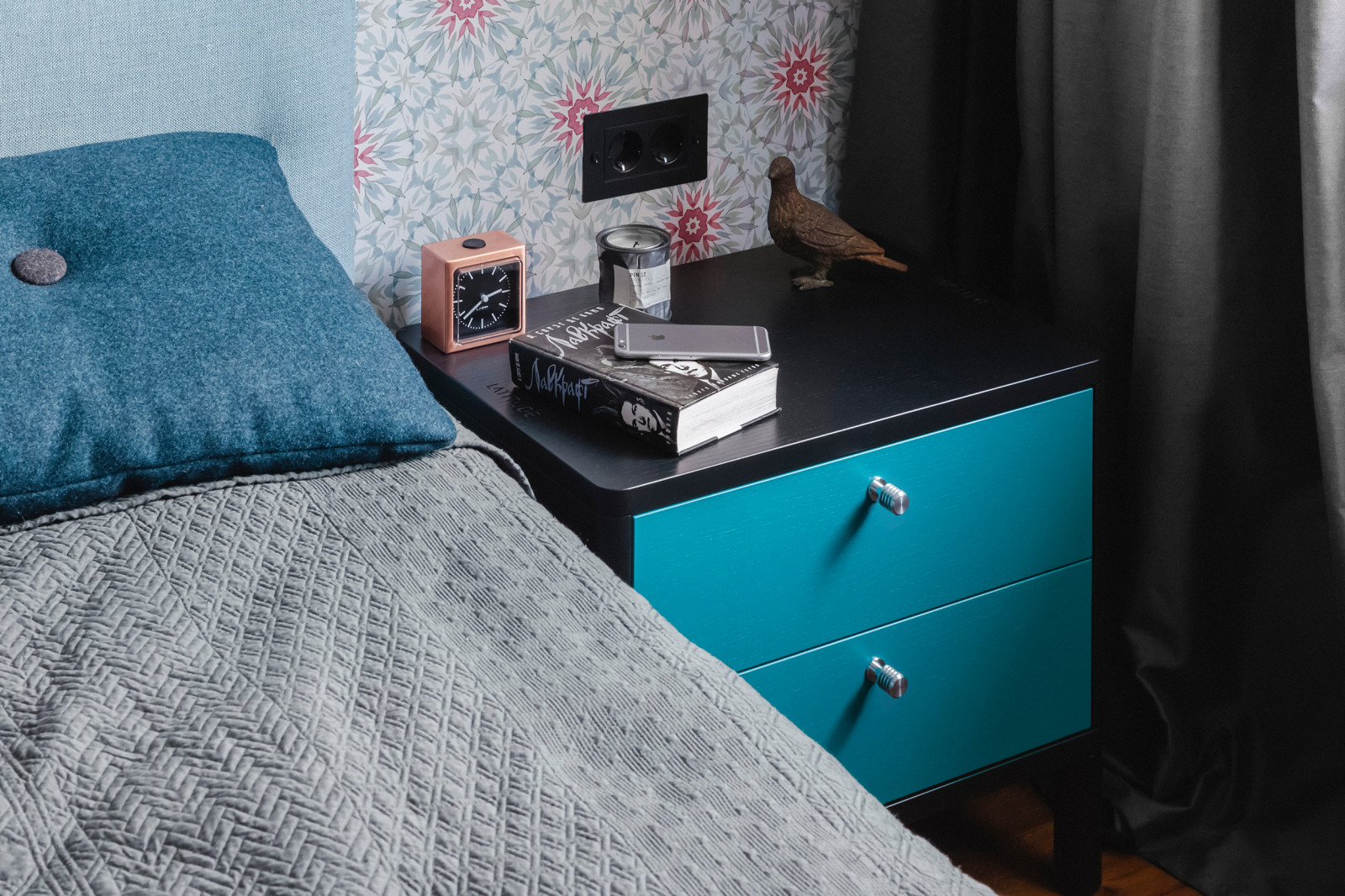 Прикроватная тумба Hordur и фурнитура Knobs от LATITUDE