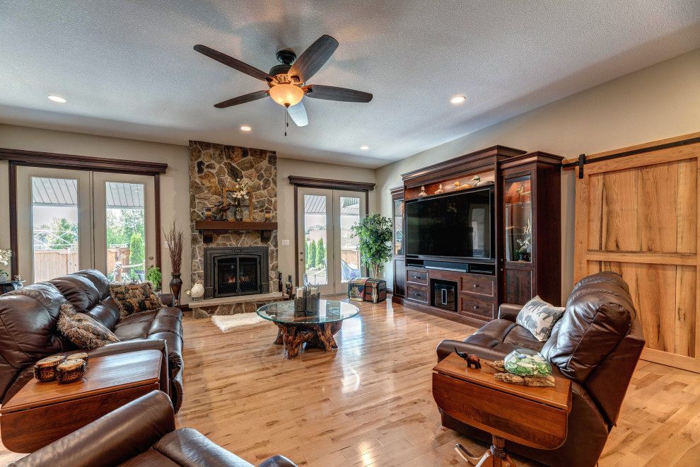 Example of a large mountain style living room design