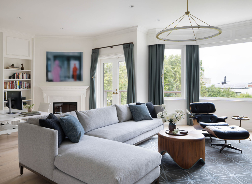 Idee per un ampio soggiorno classico con pareti multicolore, parquet chiaro e pavimento beige