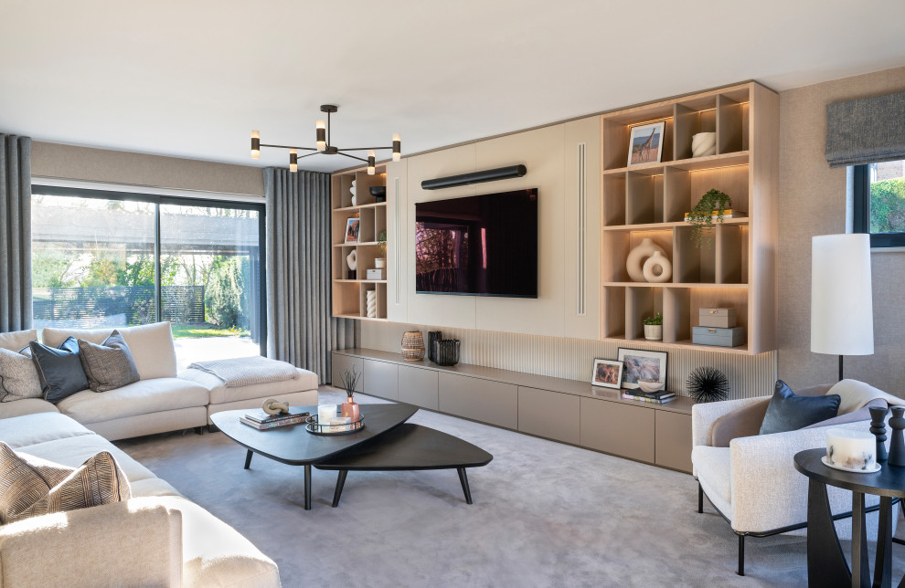 Стильный дизайн: гостиная комната в современном стиле с серыми стенами, ковровым покрытием, телевизором на стене и серым полом - последний тренд