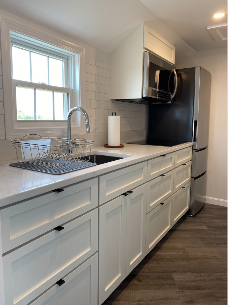 Kitchen - contemporary kitchen idea in Boston