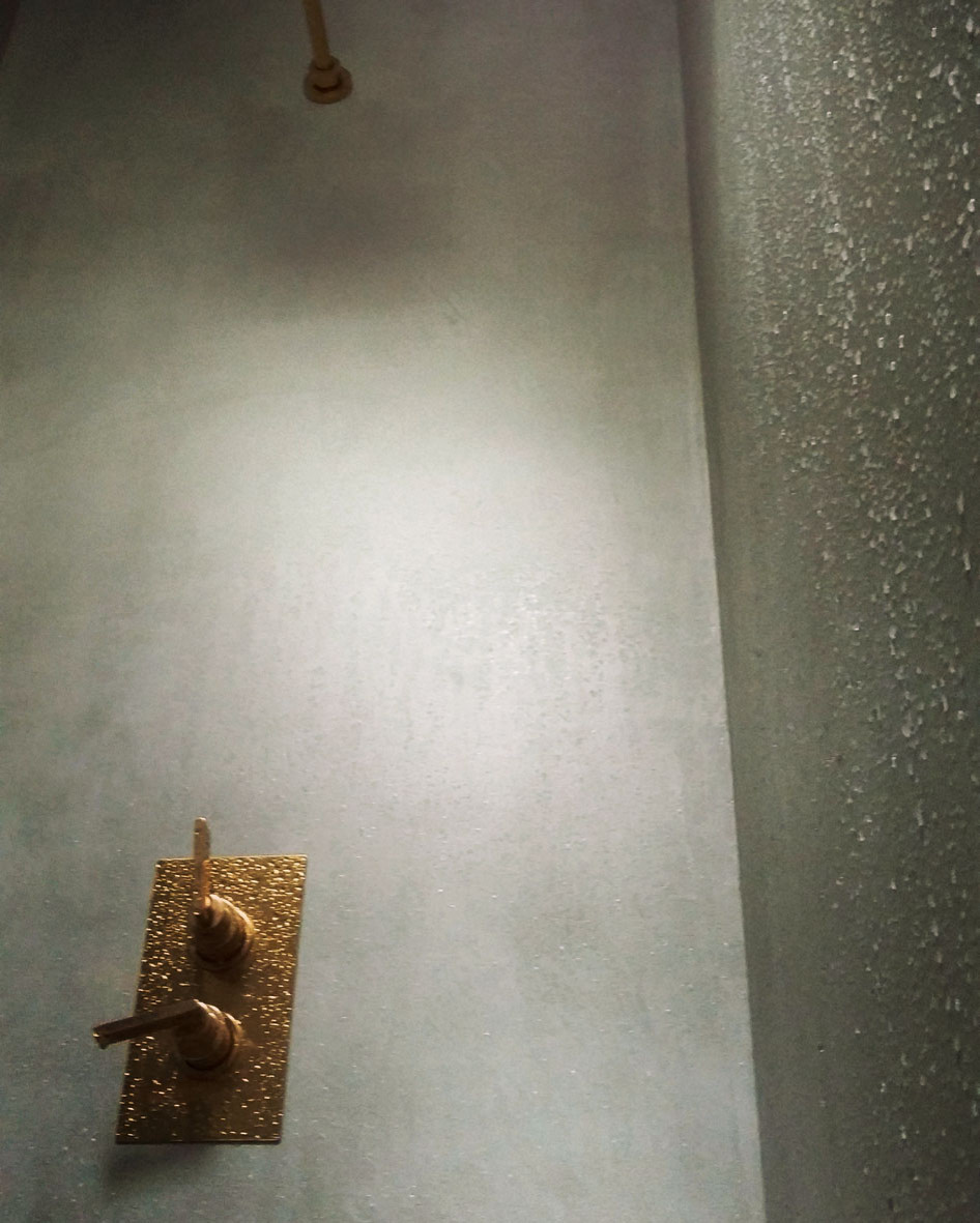 Enduit décoratif lissé "écume" sur les murs d'une douche