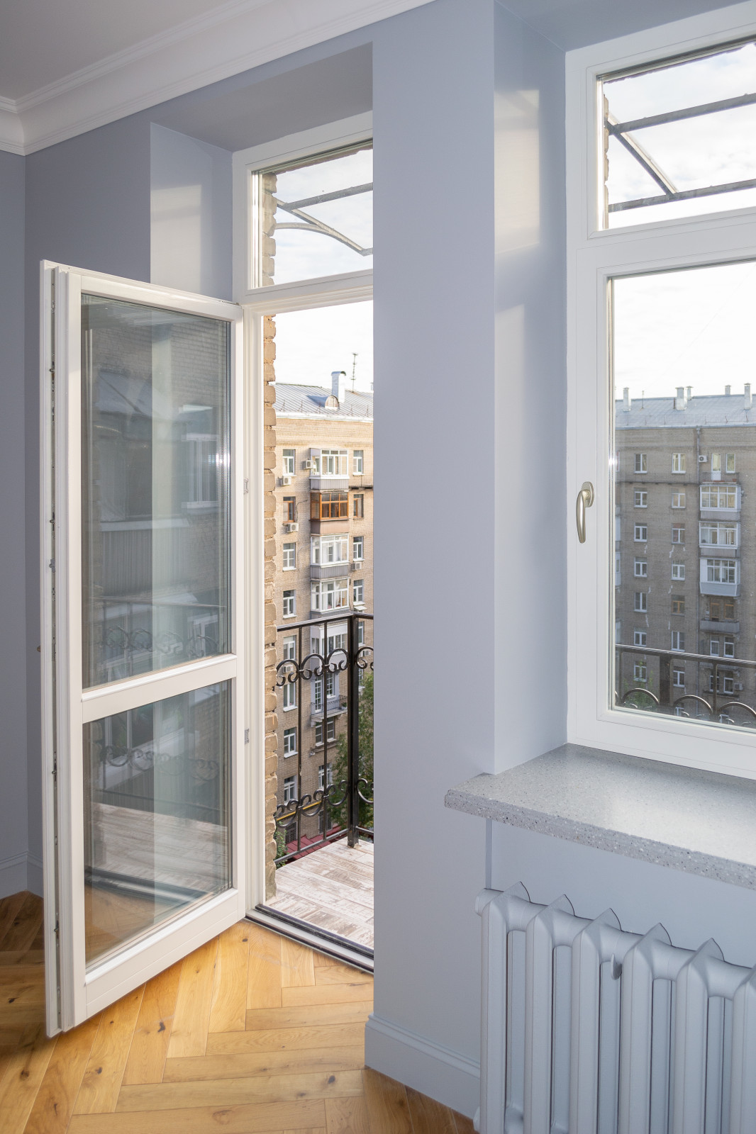 Окна из лиственницы, подоконники и столешница из искусственного камня