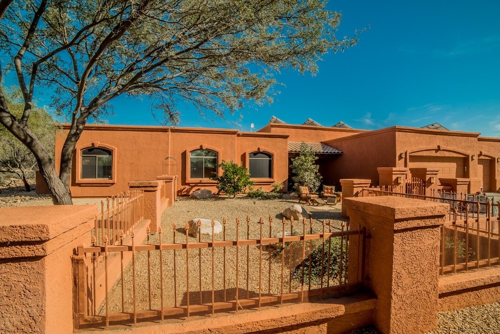 Example of a transitional home design design in Phoenix