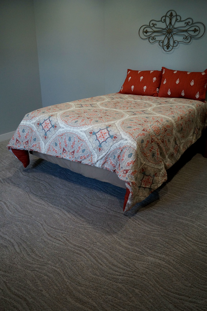 Example of a transitional home design design in Cedar Rapids