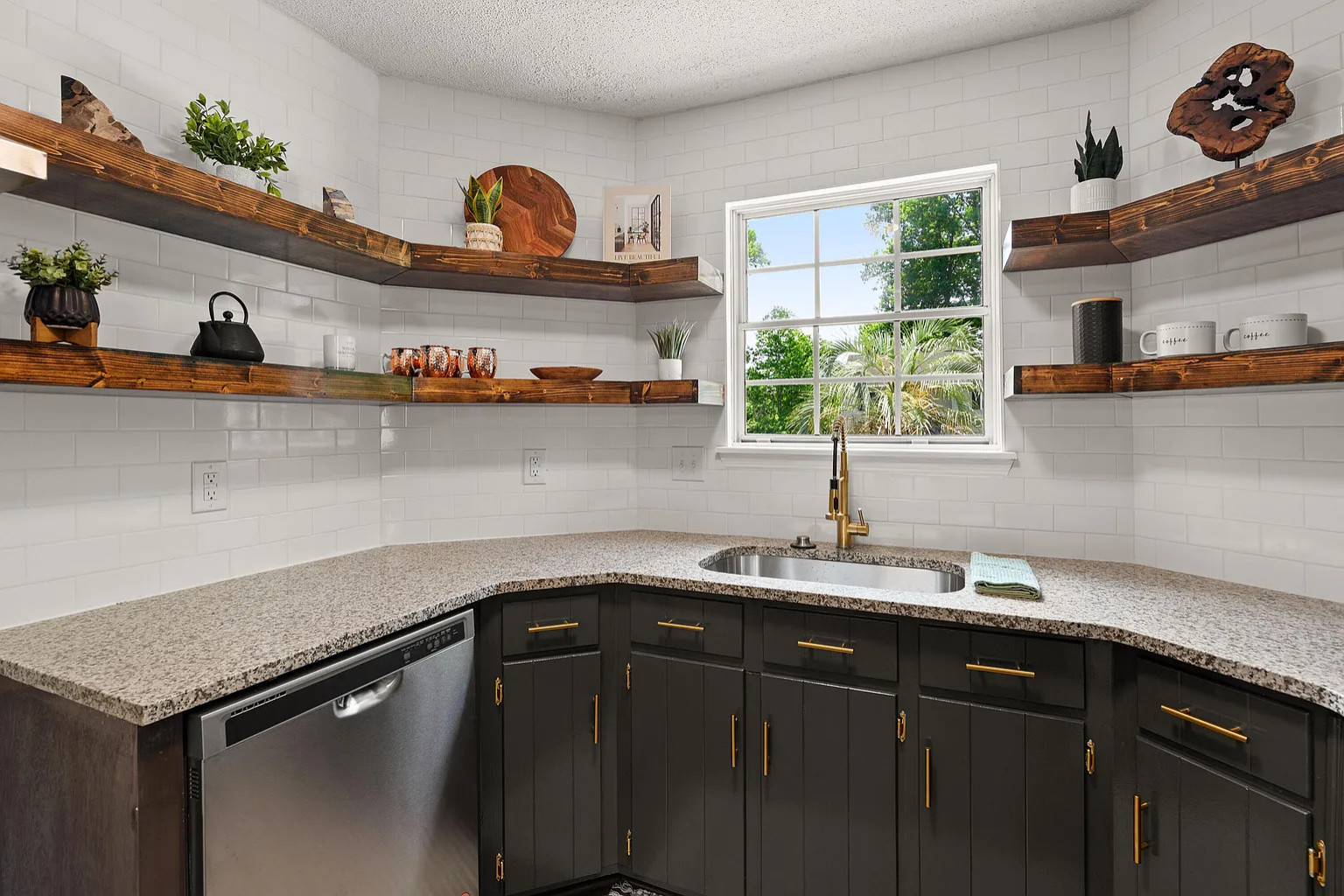 Example of a beach style home design design in Charleston