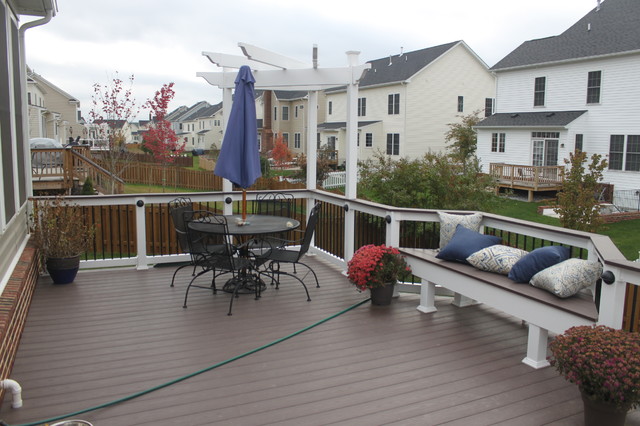Decks by Blue Moon Construction klassisch-veranda