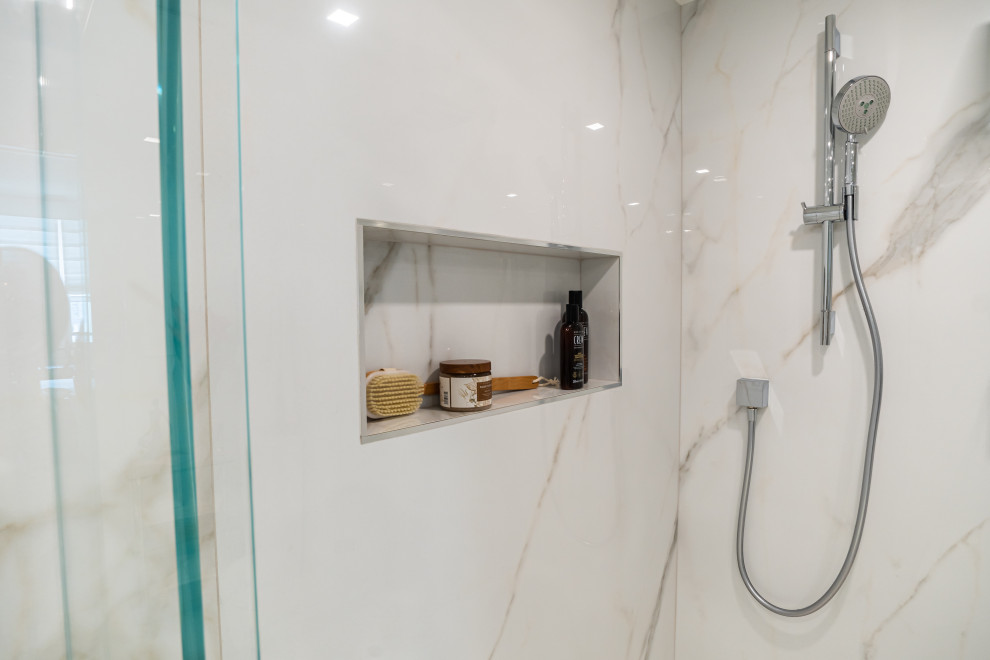 Großes Modernes Duschbad mit flächenbündigen Schrankfronten, weißen Schränken, Eckdusche, Toilette mit Aufsatzspülkasten, farbigen Fliesen, Steinplatten, bunten Wänden, Porzellan-Bodenfliesen, Unterbauwaschbecken, Quarzwerkstein-Waschtisch, buntem Boden, Falttür-Duschabtrennung, grauer Waschtischplatte, Wandnische, Doppelwaschbecken und schwebendem Waschtisch in Miami