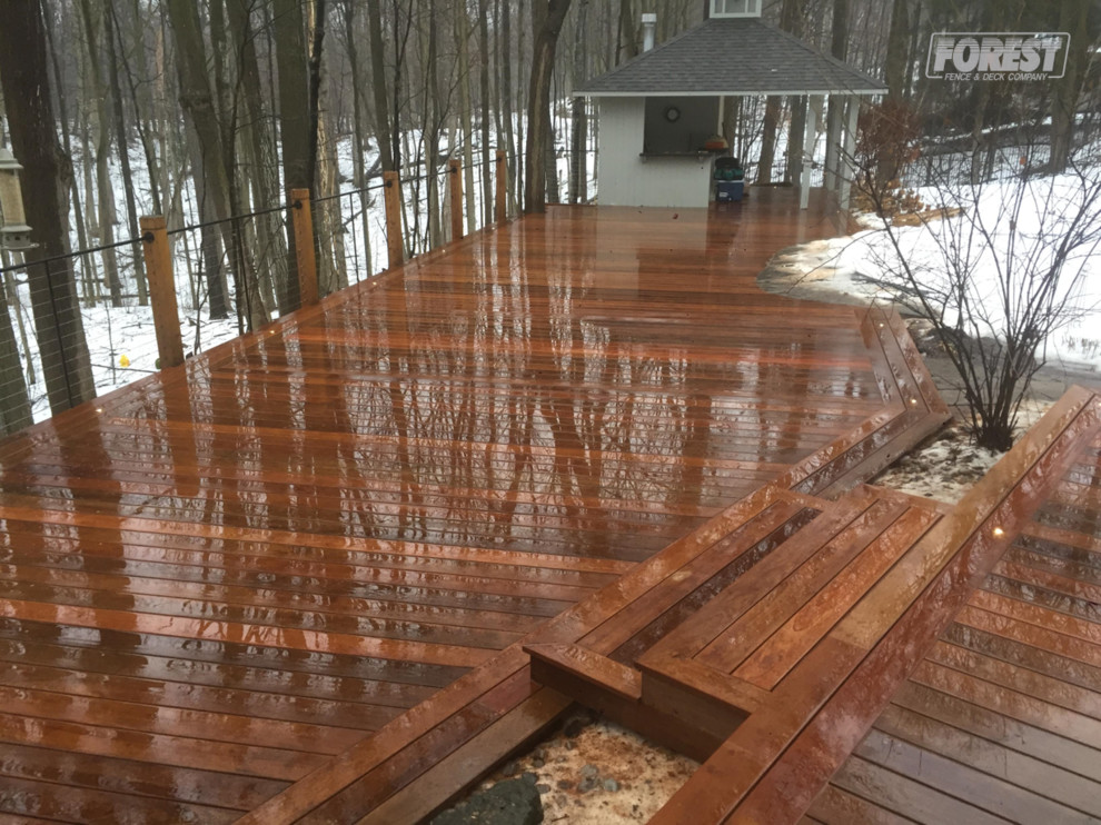 Example of a mid-sized backyard deck design in Toronto