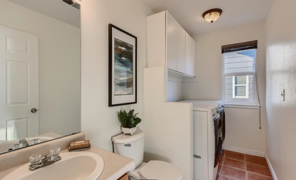 Example of a transitional home design design in Denver