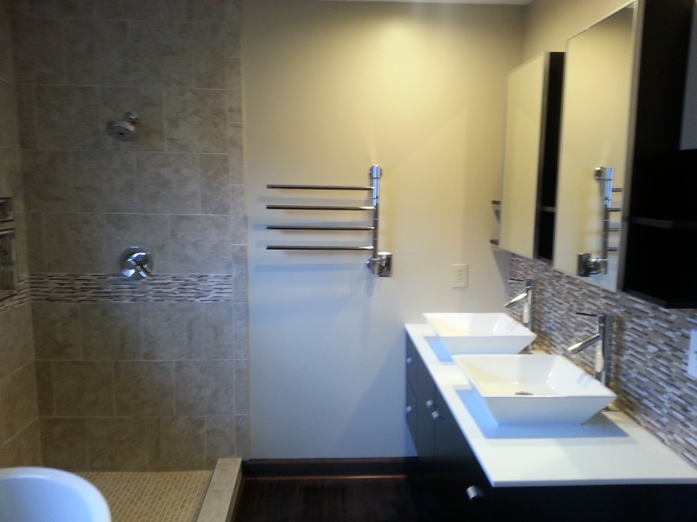This is an example of a modern bathroom in Charleston.