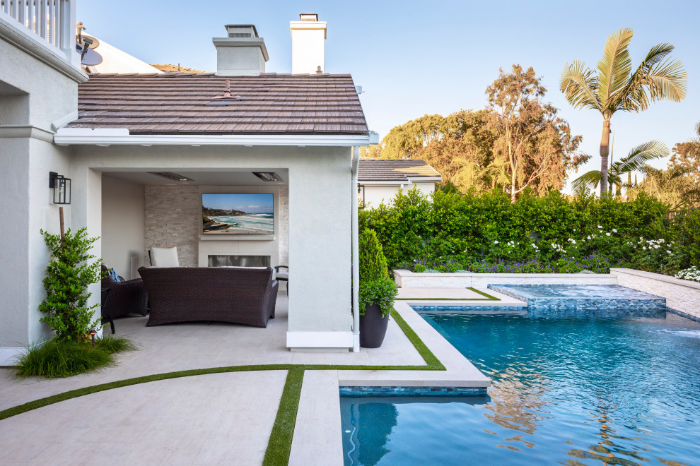 Mittelgroßer Moderner Pool hinter dem Haus in individueller Form mit Dielen in Orange County